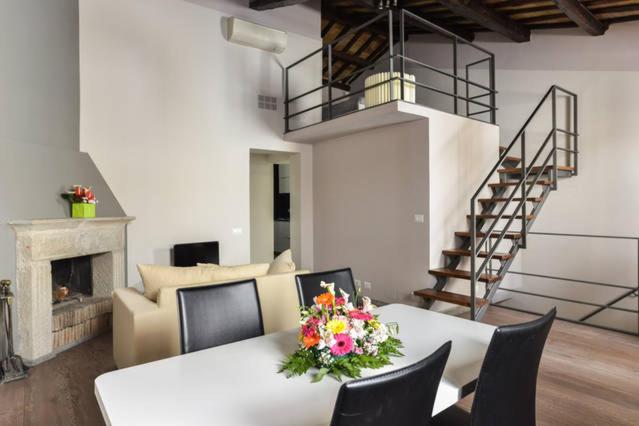 The double-height living room of Navona Rubens Lodge, under the original beams of the 1650 building